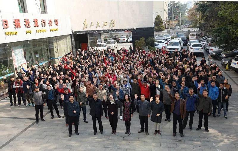 国际超模吕燕：样貌平平却嫁法国贵族，混血儿子颜值超高